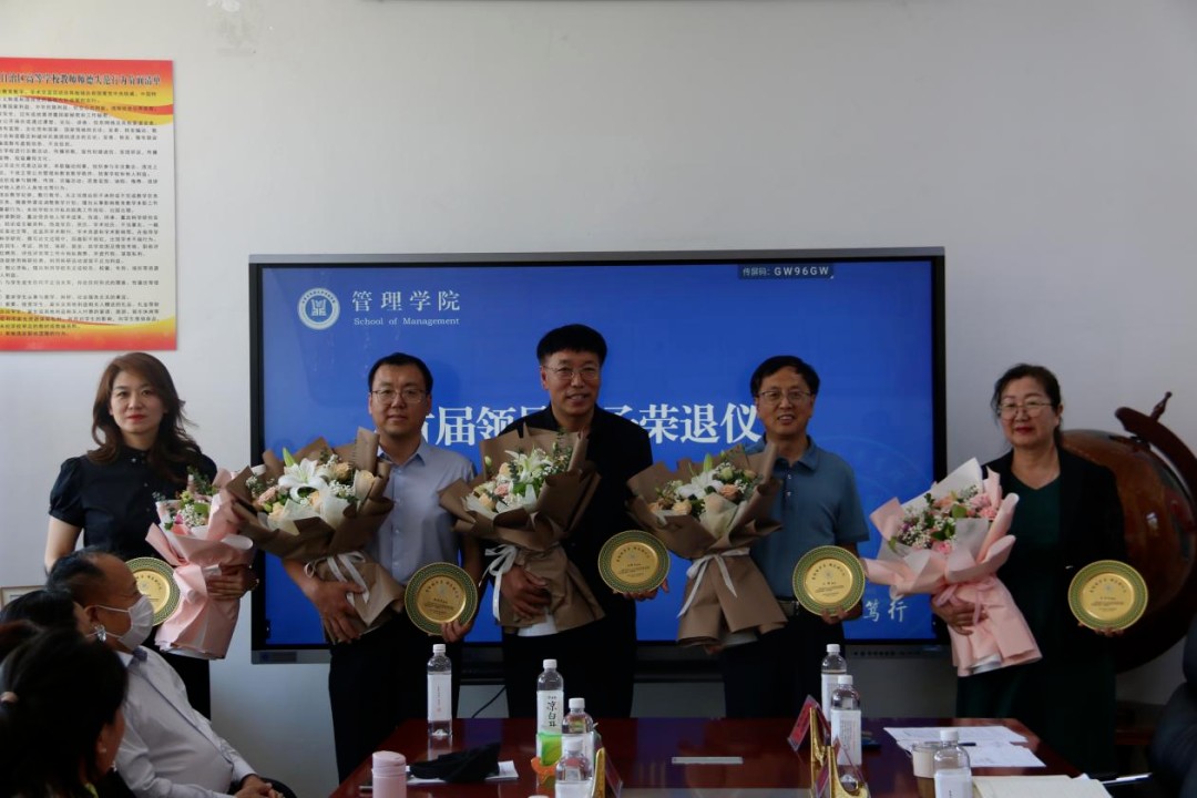 为学院第一届领导班子成员颁发纪念奖牌5.jpg