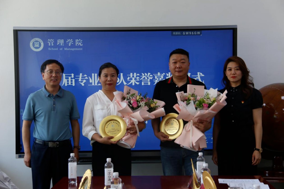 为合作企业颁发纪念奖牌7.jpg